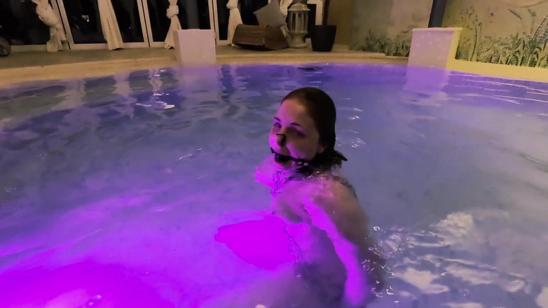 Elena917: Undervattens bondage straff