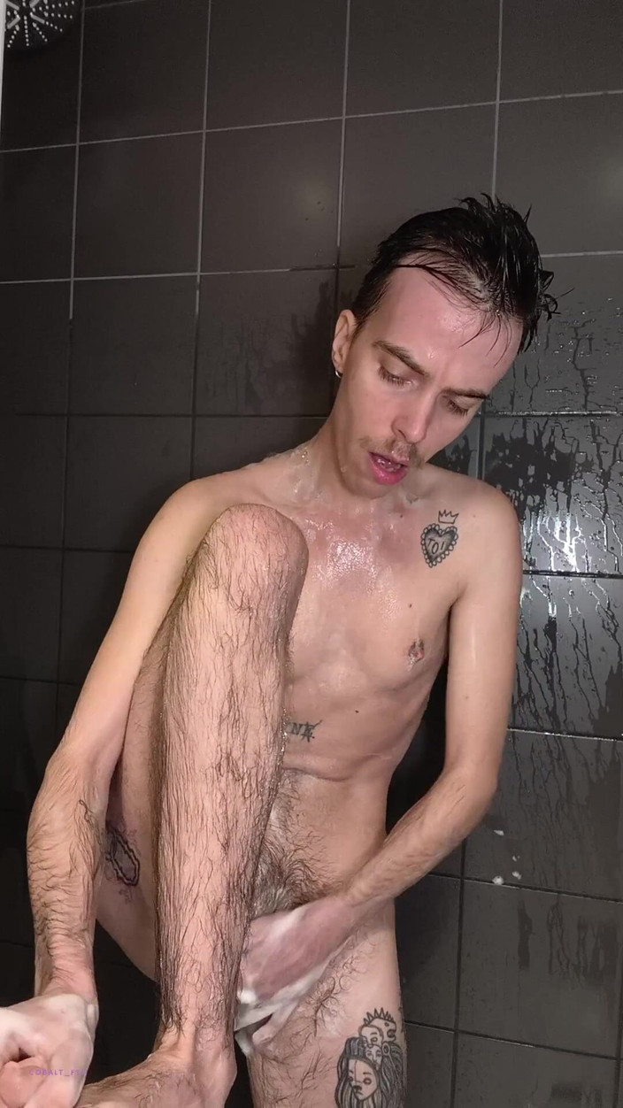 Cobalt FTM: एफटीएम शॉवर के नीचे कामुक हो जाता है और लंड हिलाता है