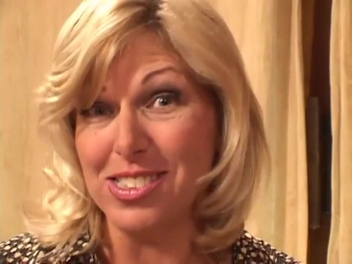 Milf in Love: Blonďatá milfka miluje velkého čůráka v kundičce v ústech
