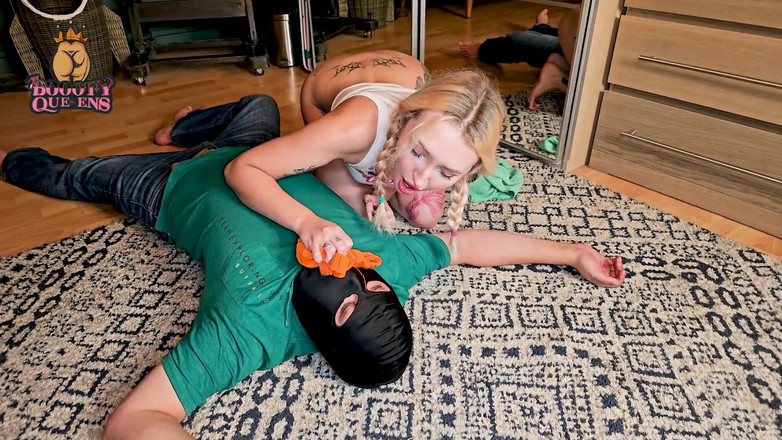 The booty queens: Terli göt ve amcık yalayıcı tanrıça kitty tbq0004 full hd