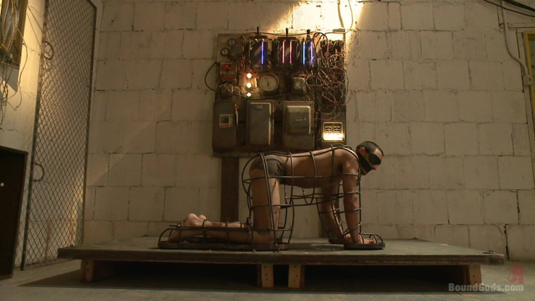 Bound gods: Manitas espeluznantes