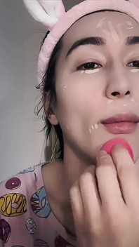 Ragazzo effeminato a trasformazione femminuccia sexy con trucco e parrucca