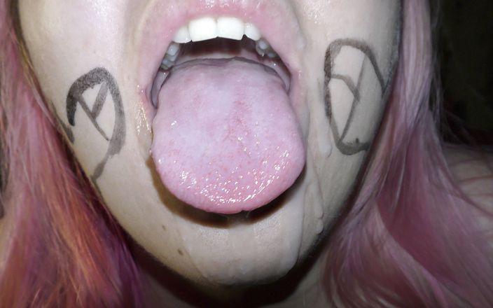Milky Mari: Vuile spermaslet proeft veel sperma van gebruikte condooms - Milky Mari