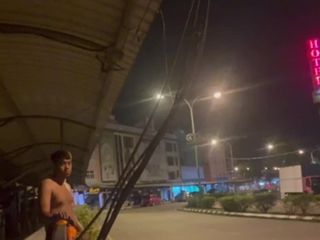Nenasexhibb: Ficando nua no ponto de ônibus público à noite