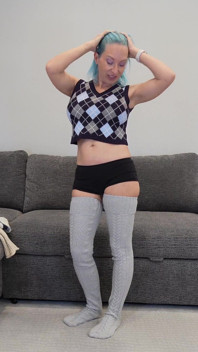 Winterwetter, dicke pulloverin mit dicken titten, anprobieren - Modefetisch E29 - MILF Stella