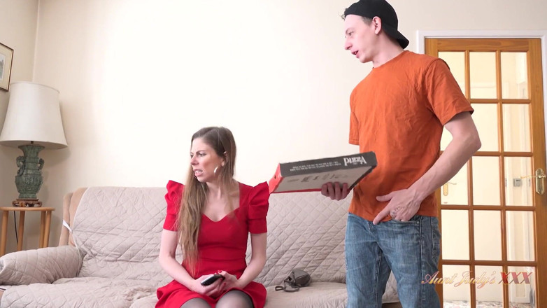 Aunt Judy's XXX: Auntjudysxxx - uzun boylu orta yaşlı seksi kadın Alice Maze pizzacıya...