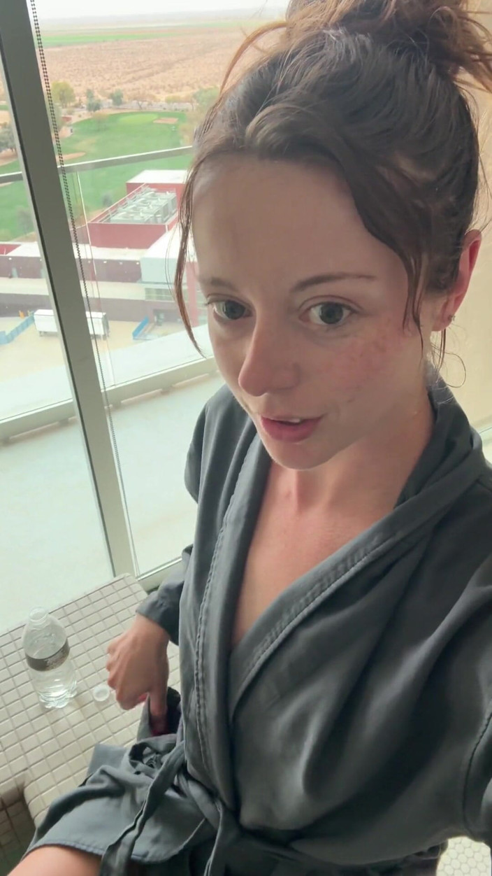 Nadia Foxx: Використовуючи мій lush, щоб кінчити в душі в спа | Ризикований оргазм