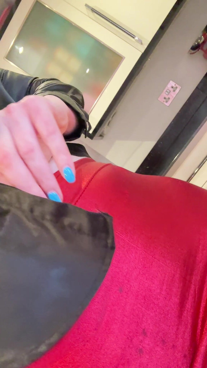 Sophie James: Kasut tumit merah, skirt mini merah dan blaus satin hitam...