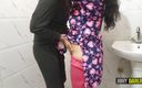Your x darling: 화장실에서 다리를 들어 올리고 엉덩이에 자지를 삽입하는 시누이, 힌디어 오디오로 비디오 보기