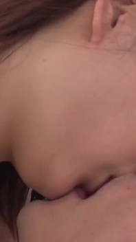 Scenă drăguță asiatică 3_busty se distrează cu o pulă în pizda ei păroasă