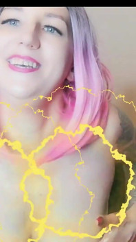 Lady Angela grandi tette netural ipnotizzate Ipnotizzate Sotto le tette con piercing al capezzolo