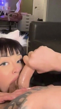 有猫耳朵的可爱女孩吮吸大鸡巴