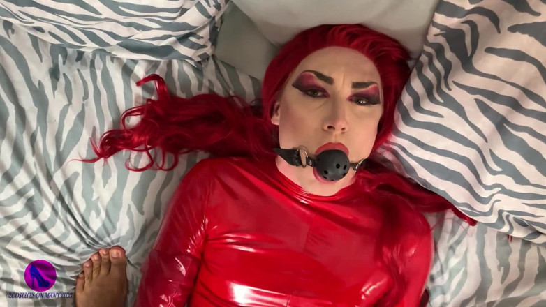 2CD Sluts: Dwóch crossdresserów w lateksuit ruchają się ostro