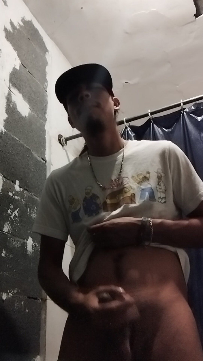 AlexAlejandro13: Junge, der im Badezimmer Freude bereitet