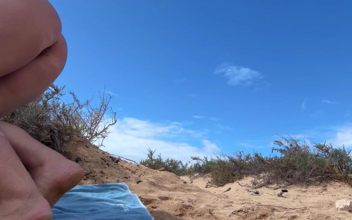 Emma Voyeur: Sekretnie sikanie i cipki masturbacja dziewczyna na publicznej plaży