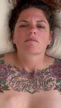 Carrie Capri com consolo se fode e goza duro!!