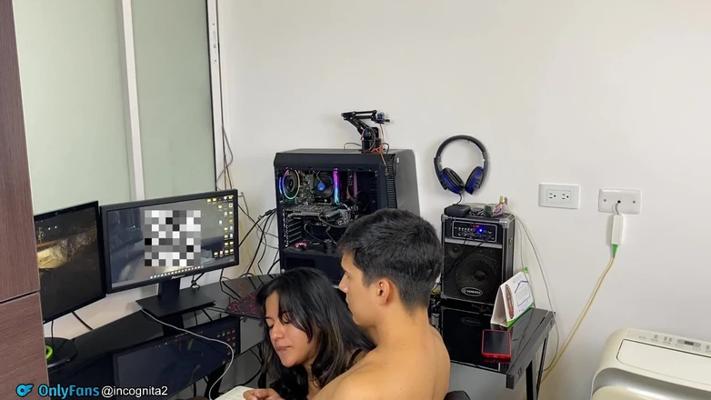 U porno suratga olish uchun etagini kotardi.