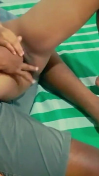 Hijastro y madrastra compartiendo cama diversión desnuda en la secretaria