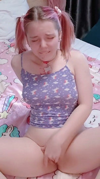 Kaum legal, 18 yeras, altes mädchen plaitert mit ihrer jungen kahlen muschi zum orgasmus