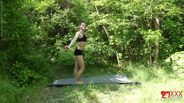 Gymnastic: Ballerina im wald