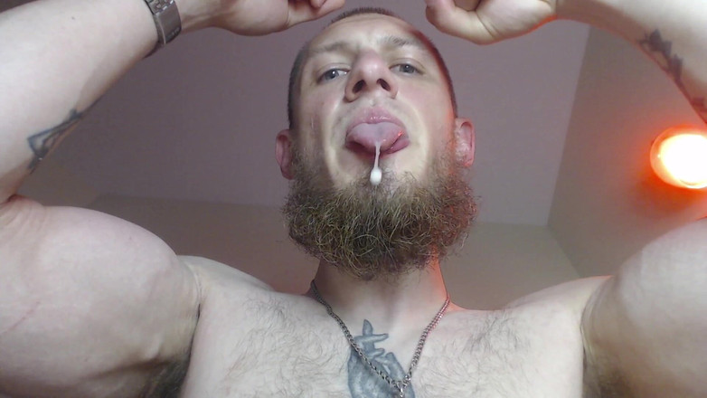 Hunky time: Il maschio muscoloso domina, sputa e ha le ascelle pelose