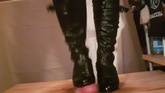 ironball1983: 视角踩踏和踩踏，穿着高筒靴全力踩踏——直到射精——脚交与鸡巴粉碎