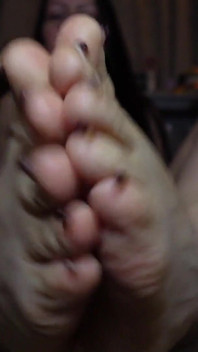 把我的脚浸泡在唾液中