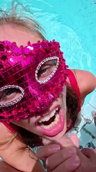 Une chaudasse mariée amateur reçoit un facial dé désordre au bord de la piscine