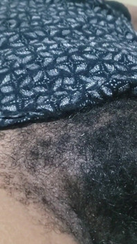 Une chatte étroite en gros plan crée un fantasme séduisant tard dans la nuit rempli d’attraction taquine