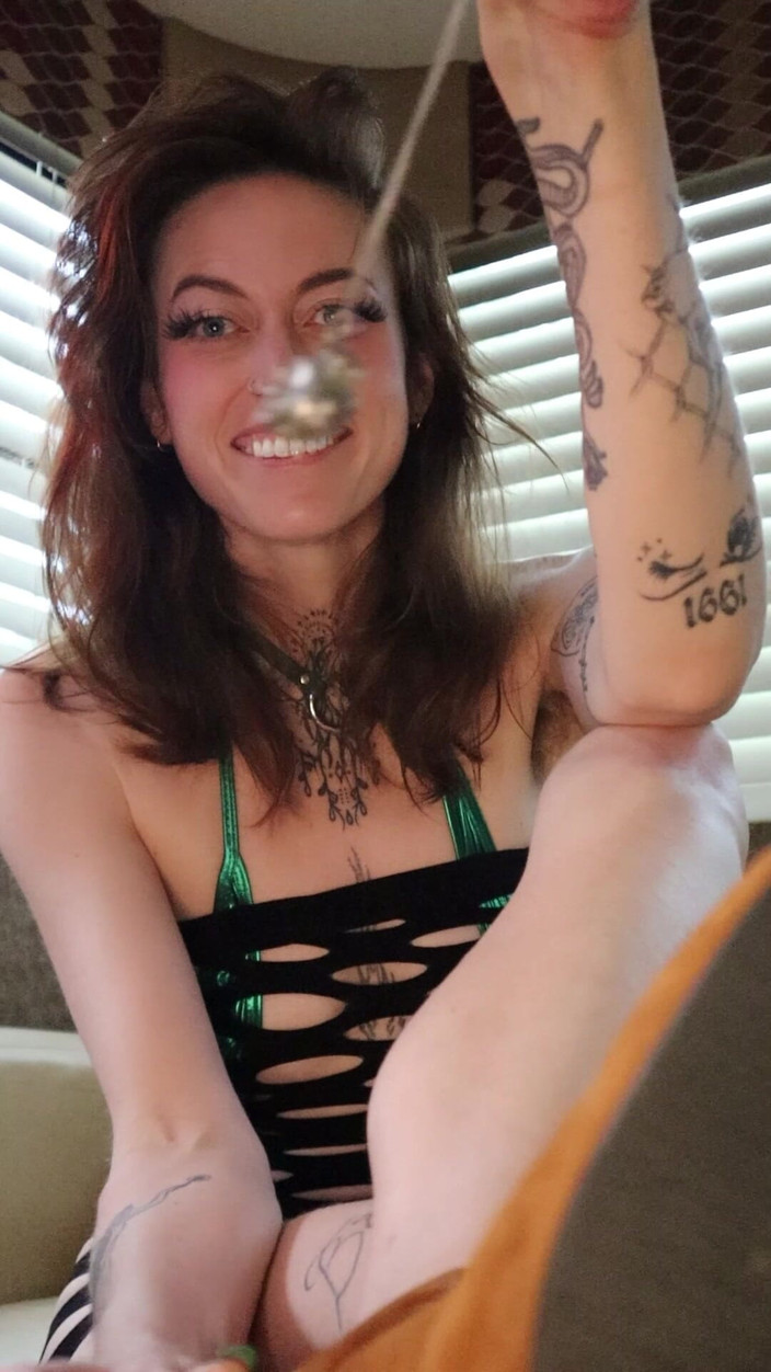 Nina Paradisa: Adoration des pieds, mindfuck, POV