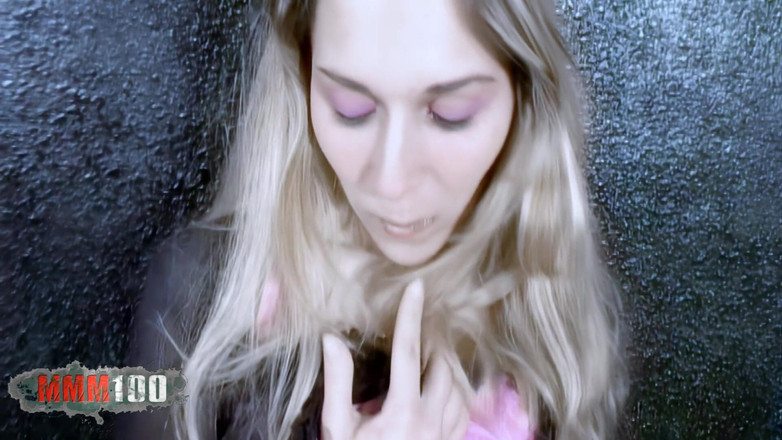 MMM100: Chrystal: Si blonde kecil yang cantik Chrystal menangkis pakaian di...