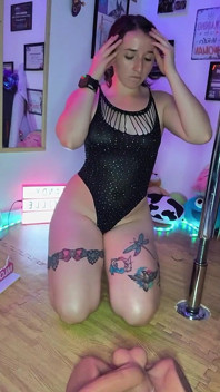 Bu dildo beni zevkle dolduruyor, gelmeye devam etmek için penisini ödünç verir misin?