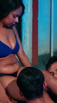 Gangbang-sex ist volle unterhaltung im schwimmbad
