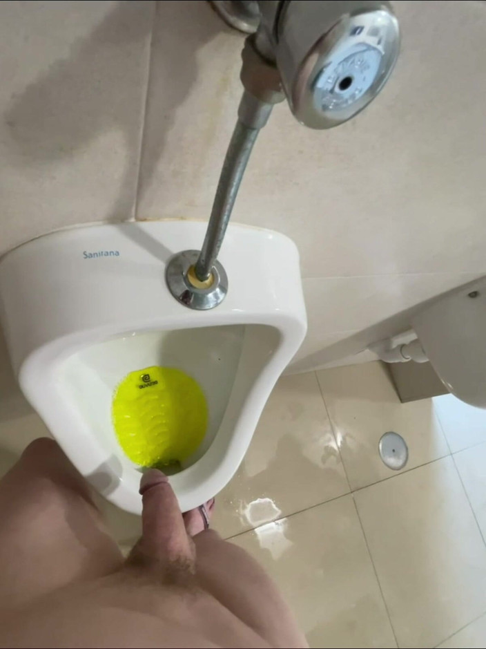 AmateurBoysPissing: Gewagt, in Der Öffentlichkeit Voll Nackt Zu Pissen, Urinal