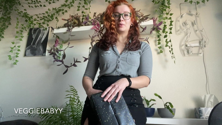 Veggiebabyy: ふたのボスが箱の中で彼女のチンコをしゃぶらせる
