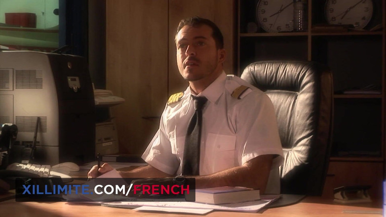 French girls at work: Quartetto nella cabina dell'aeroporto