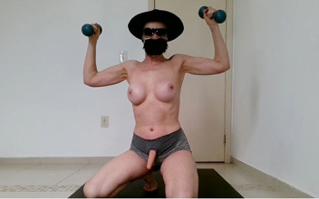 Brazilian Miss Fetishes: 穿戴式假阳具的强壮女人展示肌肉和技能 ...