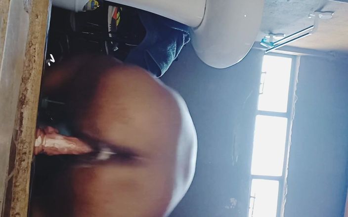Assbooy: Un gros cul noir s’enfile un gode et s’éjacule