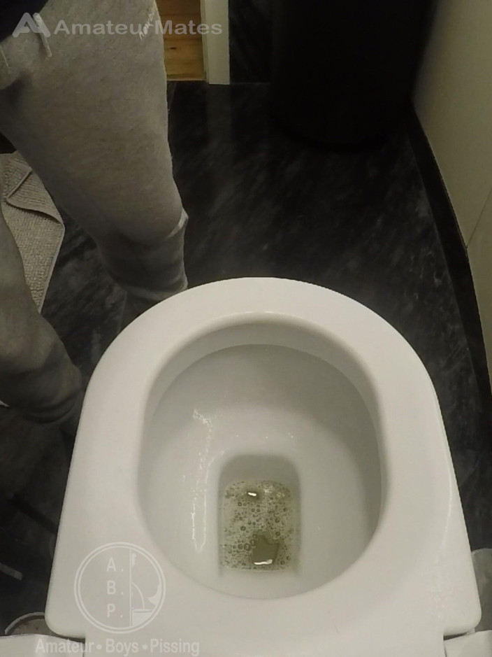 AmateurBoysPissing: Amatérský chlapec přistižen při chcaní v domě svého kamaráda