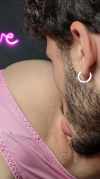 Lízání oholené kundičky mé přítelkyně, detailní záběr na zadek