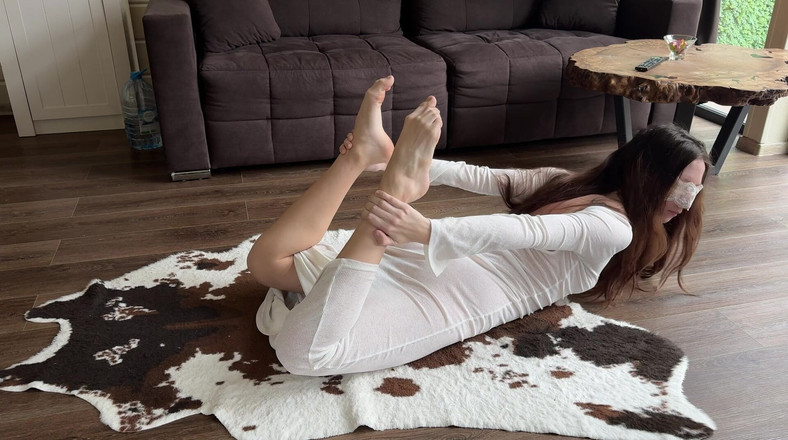 Skinny_lady69: Mi stretching in abito trasparente a casa