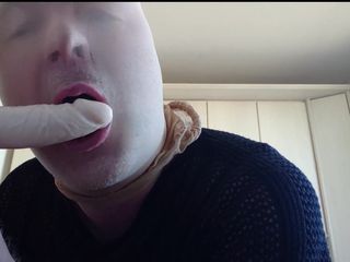 Carmen_Nylonjunge: Nylonface pijpt een dikke dildo