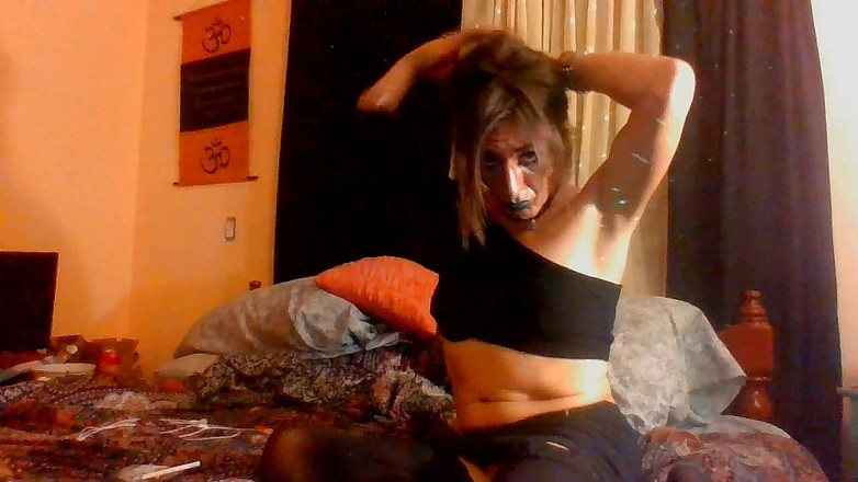 Zoe Marlow: Una sexy trans fuma 120 anni e si mostra