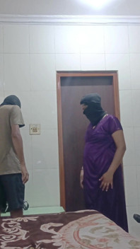 Didi byla odvezena do hotelu, kde jí byla poskytnuta masáž, pak se podívala na horké tělo.