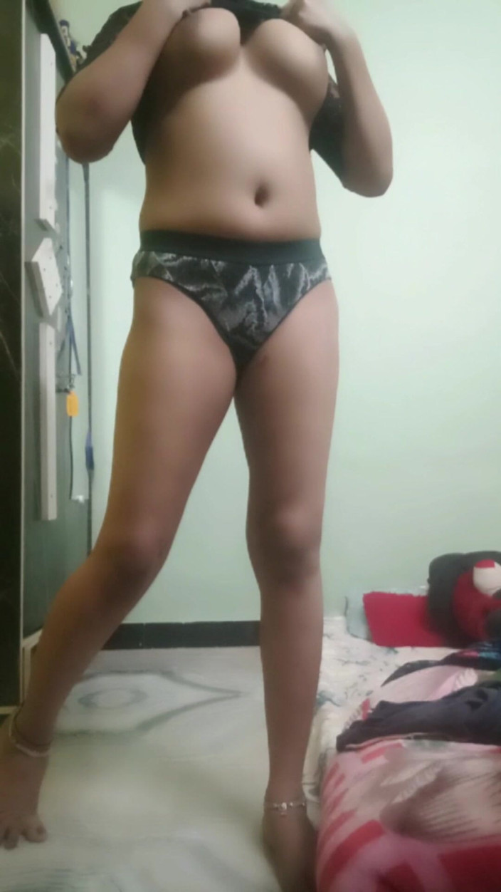 Desi_Tease_Queen: 흑인 쉬어 탑과 팬티를 입은 인도 소녀 - 투명한 애타게