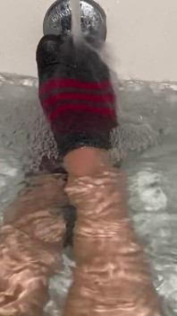 Natte sokfetisj in atletische sokken