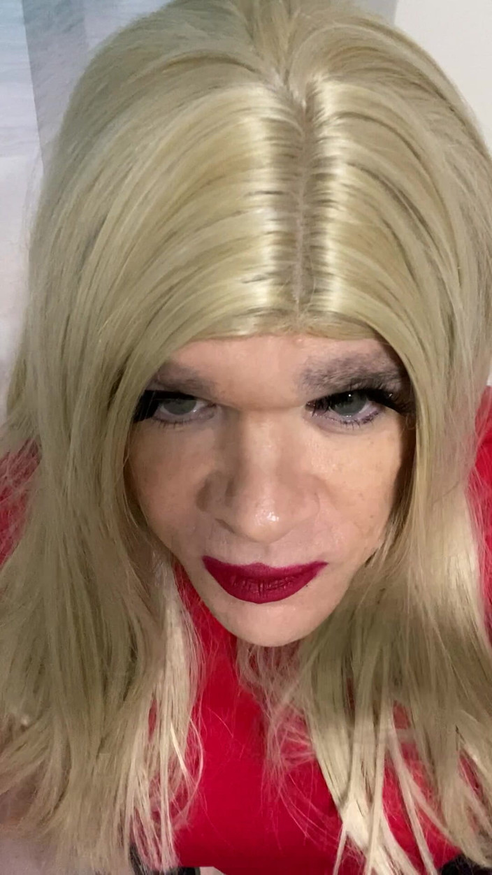 MadisonCD2025: Кроссдрессер говорит с папочкой, сосет ему и просит зрителя прокомментировать, если они действительно хотят играть с ней