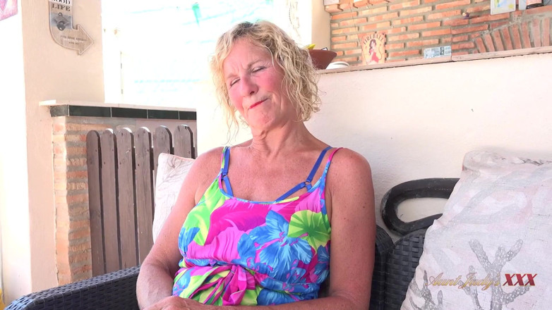 Aunt Judy's XXX: Doamna matură țâțoasă îți suge pula în vacanță (vedere la persoana 1)