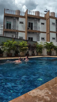 Sfw bermain tentang di kolam renang kami