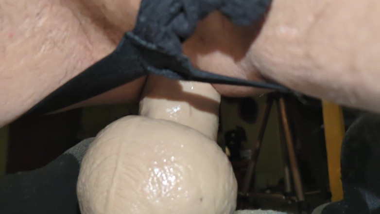 HungBareBackRabbit: Rallentatore del mio enorme dildo nel mio culo